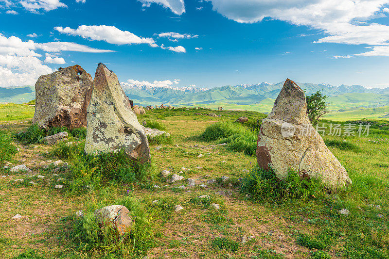 亚美尼亚，Zorats Karer, Karahunj -亚美尼亚巨石阵中有圆洞的石头